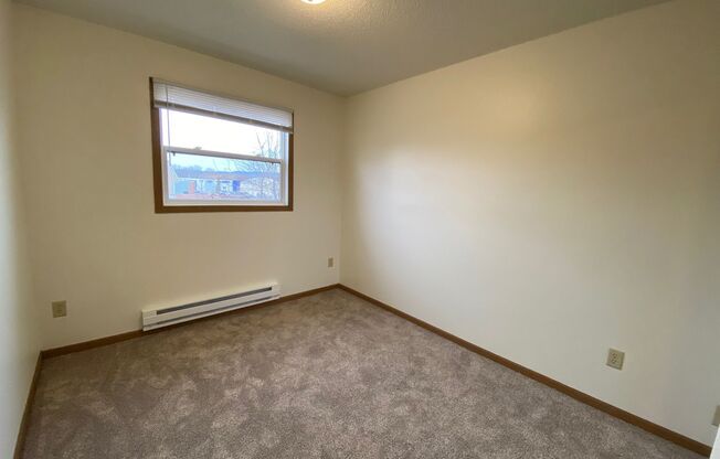 3 beds, 1 bath, $1,100, Unit 9