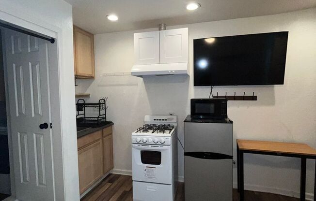 1 bed, 1 bath, $985, Unit B