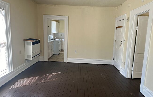 1 bed, 1 bath, 600 sqft, $1,350, Unit 4