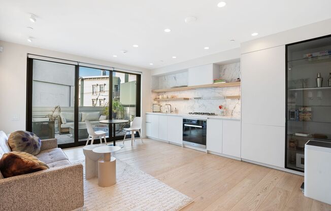 Mission District: Luxury Condo w/ Private Terrace, W/D in-unit & Parking included