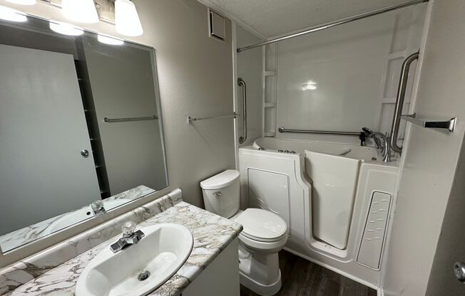 1 bed, 1 bath, 634 sqft, $839, Unit 1919 UC