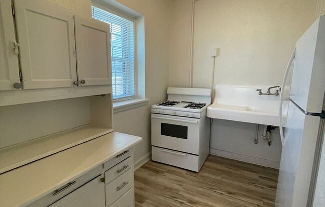 2 beds, 1 bath, 750 sqft, $725, Unit 229 W Jackson Blvd Apt 2C