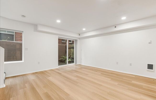 1 bed, 1 bath, 696 sqft, $1,700, Unit 215