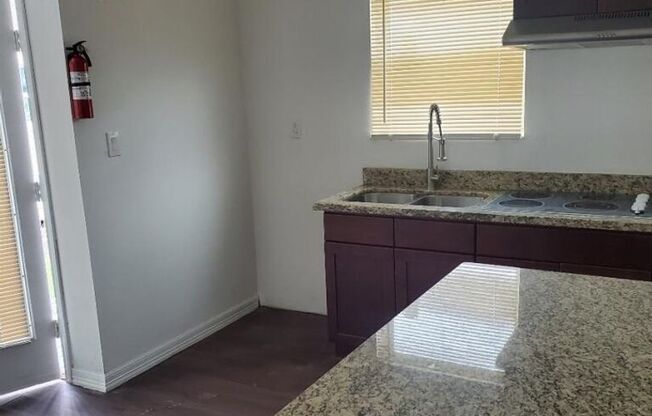 1 bed, 1 bath, 467 sqft, $695, Unit Unit B R