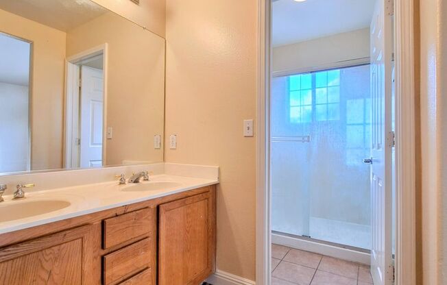 Beautiful Tri-level 4bd House w/Attached Garage & Low Maintenance Yards