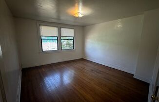 3 beds, 1 bath, $2,100, Unit 30