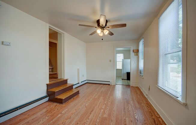 2 beds, 1 bath, $1,025, Unit 521 N Chicago St