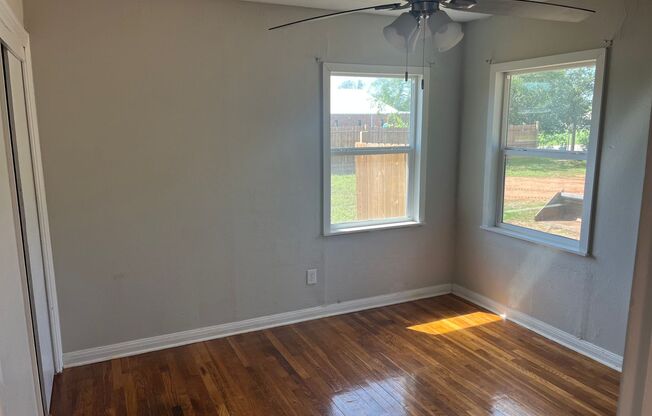 2 beds, 1 bath, $995