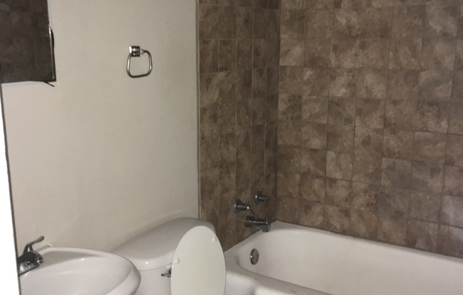 2 beds, 1 bath, $1,100