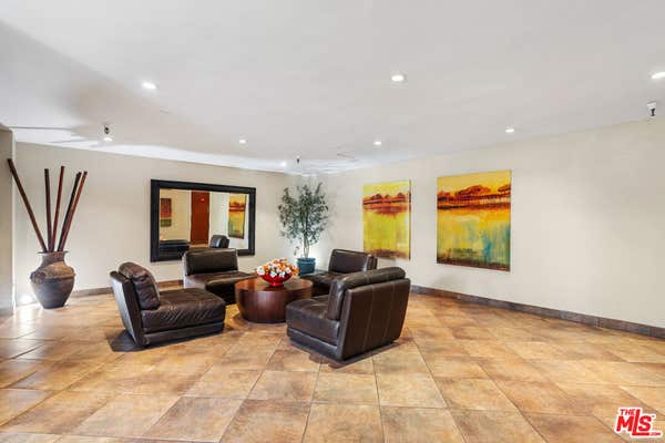 612 S. Barrington Ave. #210