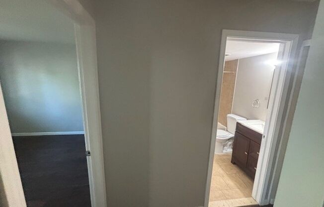 1 bed, 1 bath, 650 sqft, $1,050, Unit 27-104