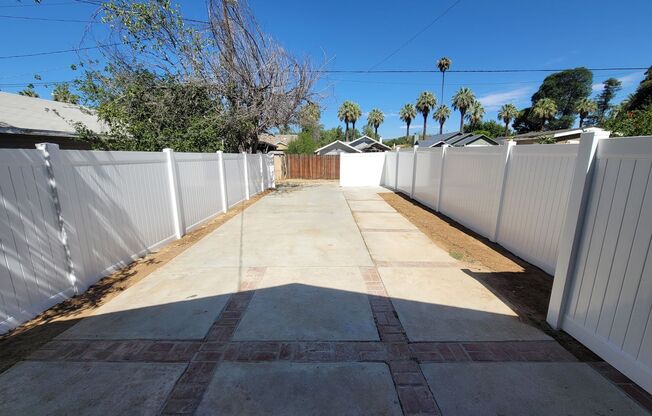 Newly Constructed 1-Bedroom Back House w/ith Private Parking in Riverside!