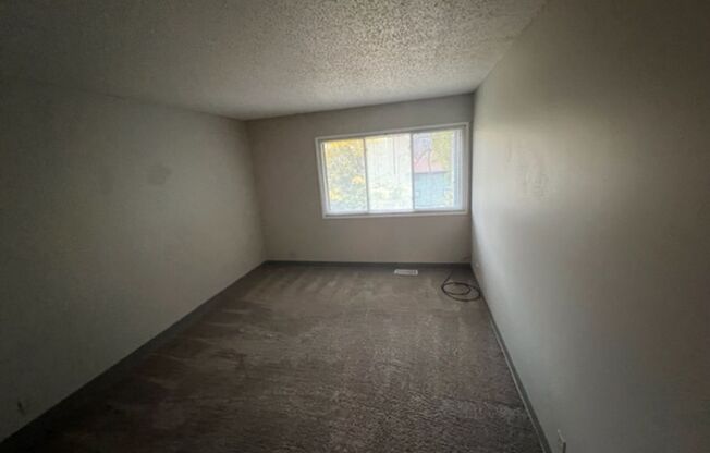 2 beds, 1 bath, $1,045, Unit 2609IRE