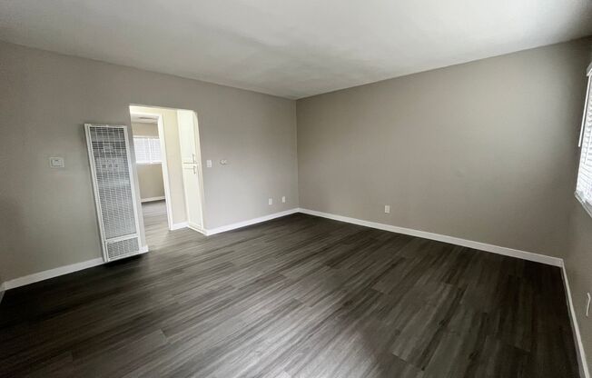 SPACIOUS 2 BEDROOM 1 BATH UPSTAIRS