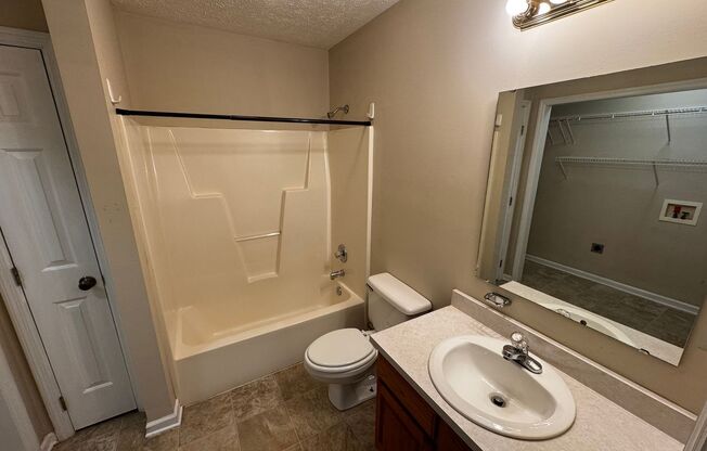 2 beds, 2 baths, $1,100, Unit UNIT 4