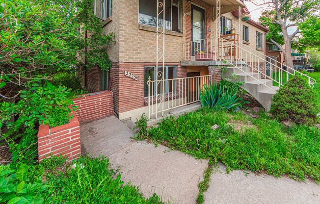 Pretty Garden Level unit just one block from Sloan's Lake!