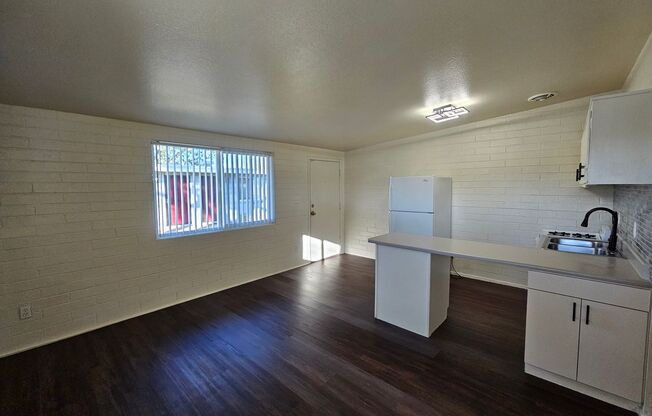 Studio, 1 bath, 320 sqft, $995, Unit 1