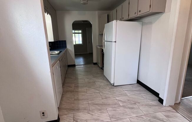 2 beds, 1 bath, $1,900