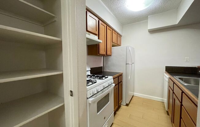 1 bed, 1 bath, 700 sqft, $999, Unit LAW11-311