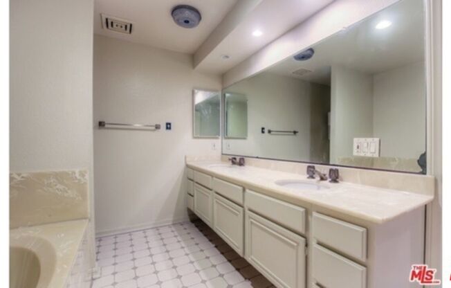 1854 S BEVERLY GLN BLVD