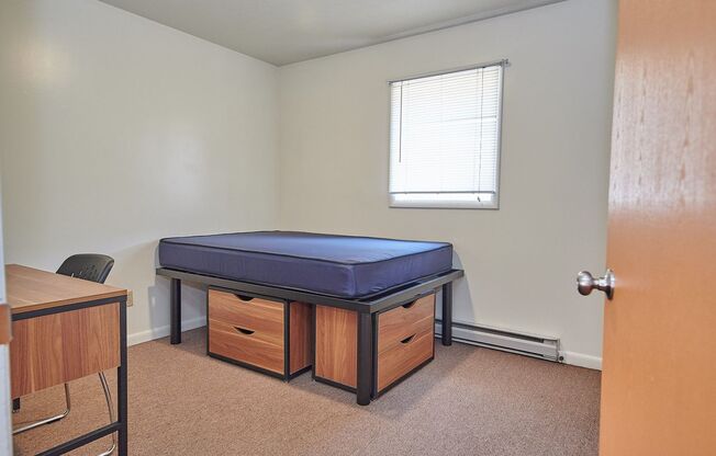 4 beds, 1 bath, 1,385 sqft, $400, Unit 1005 Wayne Ave 27 - B