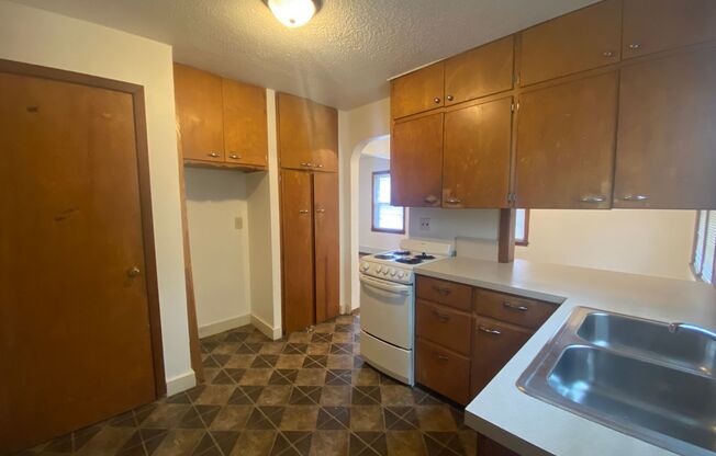 Spacious 3 bedroom, 1 bath duplex located in South Moorhead.