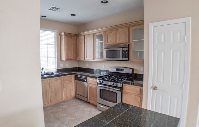 3 BEDROOM, 3 BATHROOM, 2 CAR GARAGE, COMMUNITY POOL & SPA