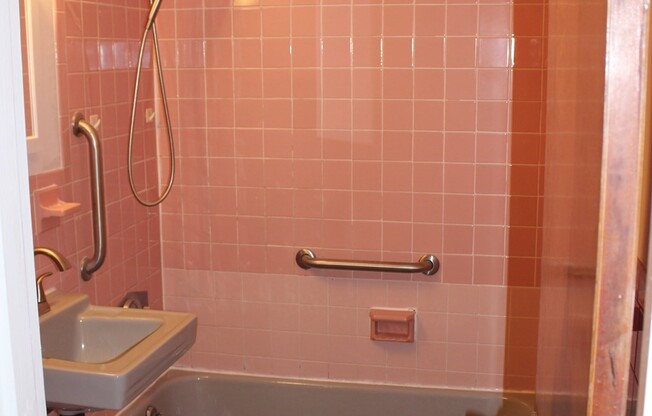 2 beds, 1 bath, 710 sqft, $2,400, Unit 2-4
