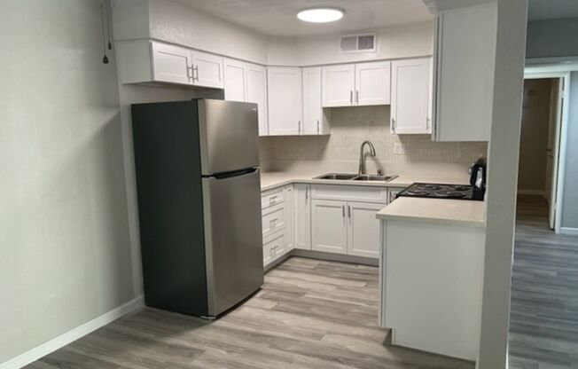 2 beds, 1 bath, 925 sqft, $1,350, Unit 1800 - 4