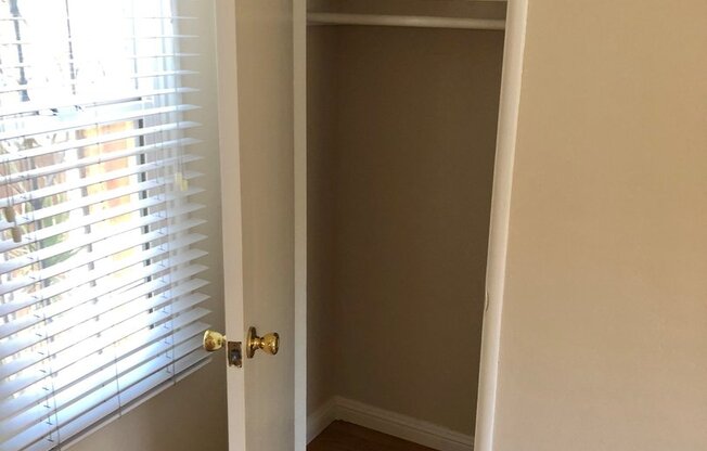 Studio, 1 bath, $1,300, Unit 1728-4
