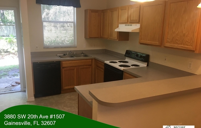 Very nice town home close to UF, Shopping, Restaurants, entertainment and I-75