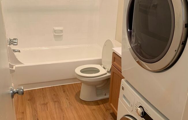 2 beds, 1 bath, 863 sqft, $1,900, Unit 5335 #3