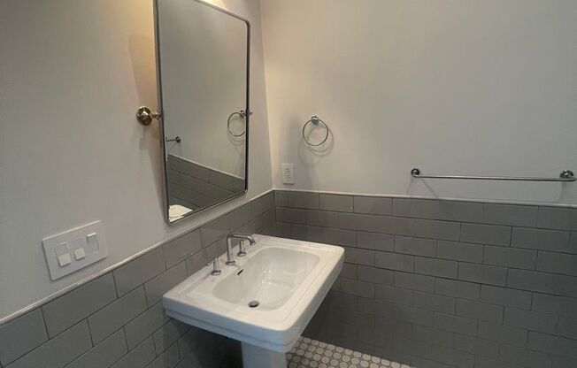 1 bed, 1.5 baths, 750 sqft, $1,999, Unit 303