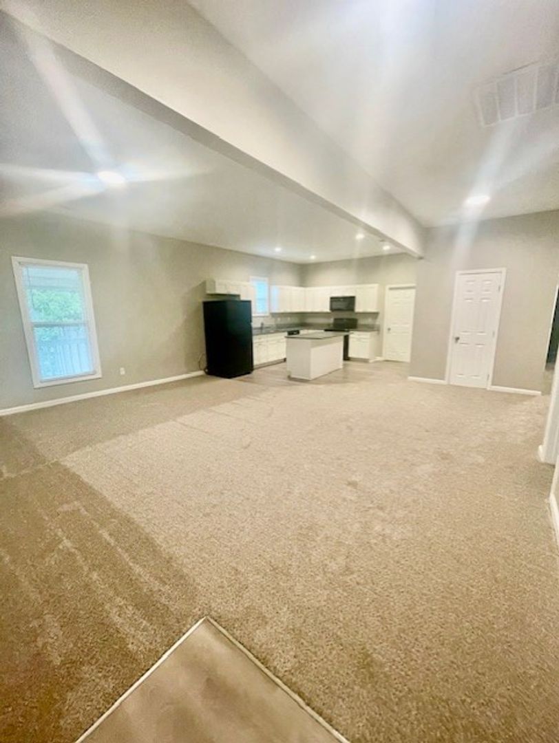 Must view this Adorable 3 bedroom 1 bath home . Located in Thomas Hoskins