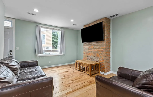 *Updated & Spacious 3BD/1.5BA Available in the South Side Slopes*
