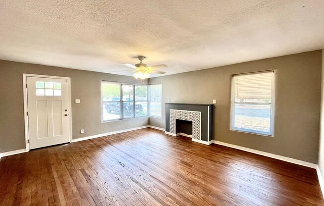 Pre-Leasing - 2 bed 1 bath Close to Tech!