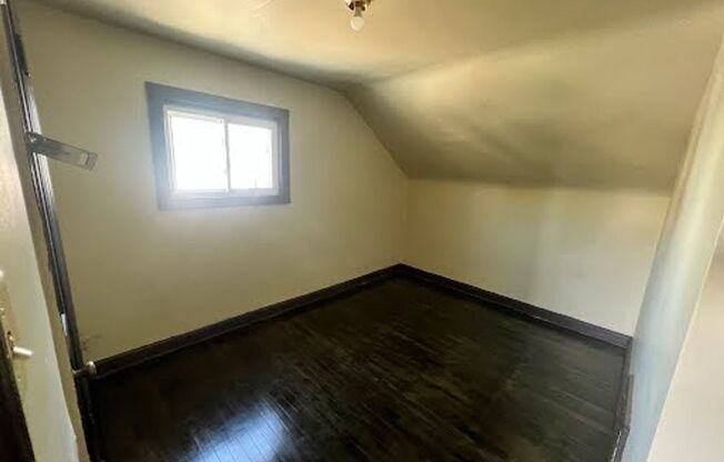 2 beds, 1 bath, $1,075