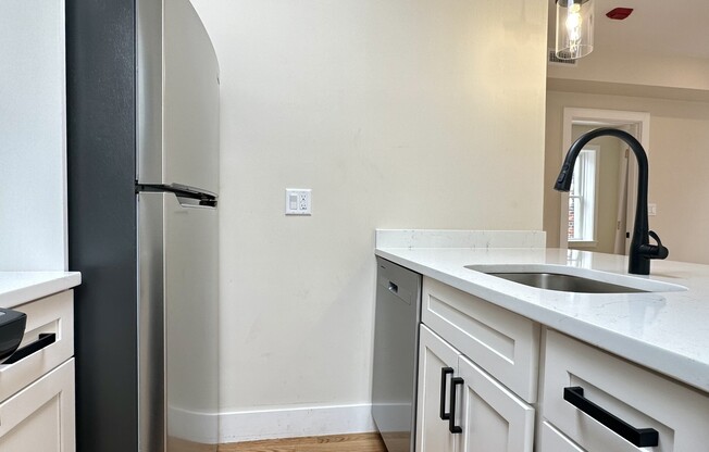 2 beds, 1 bath, $4,800, Unit 5R