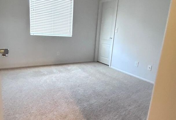 Freshly Painted 3 Bedrooms Home in Gated Mountains Edge Community.INCLUDE SOME UTILITIES