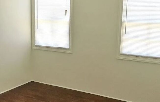 Cozy Home Off Truxtun and Oak!