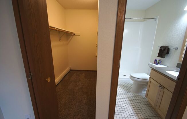 2 beds, 2 baths, 915 sqft, $1,650, Unit 212