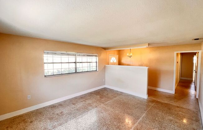 Charming 3 Bedroom and 2 Bath Home in Orlando. BONUS ROOM! Great Location!!