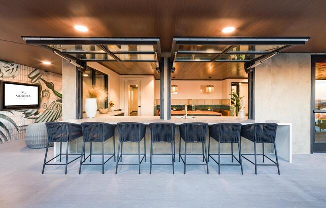 An open-air bar and lounge at Modera St. Paul offers a polished setting for evenings, conversations, and entertaining in the heart of Dallas.