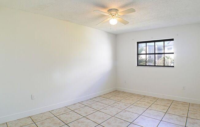 2 beds, 1 bath, $1,300, Unit # 21