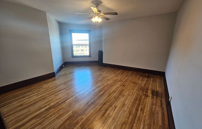 1 bed, 1 bath, 1,025 sqft, $1,350, Unit 905-15