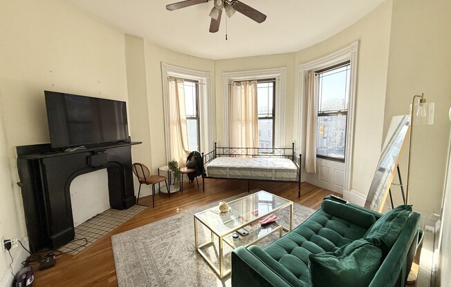 1 bed, 1 bath, $2,700, Unit 2F