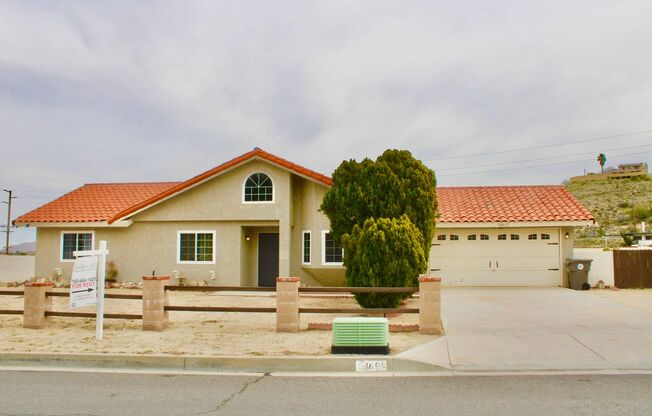 Comfortable and Spacious 3 bed 2 bath home in the Country Club neighborhood of Yucca Valley!
