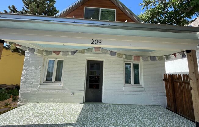 Charming 2 Bedroom, 2 Bath House for Rent!