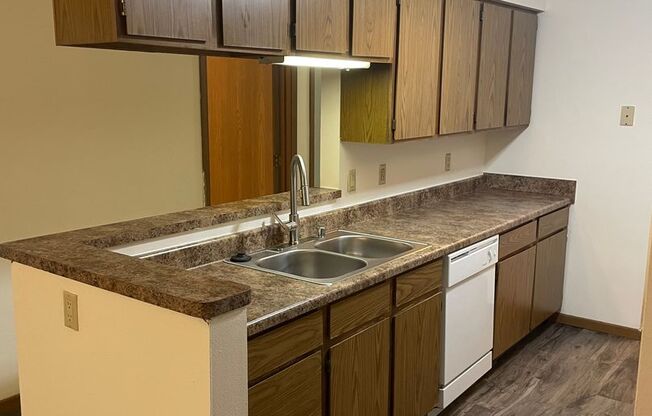 3 beds, 1 bath, 1,040 sqft, $1,695, Unit 3164-305