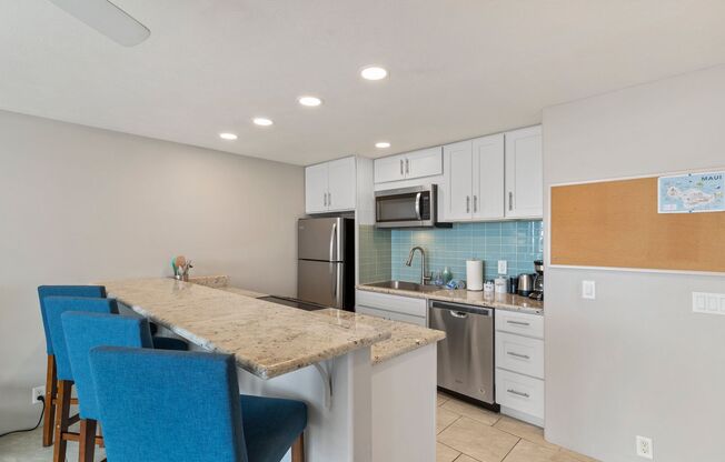 Full Ocean View, Fully Furnished Condo |Across from Surf Beach|Pool |Renovated |Heart of Kihei